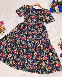 Robe maxi en coton parfaite pour l'été avec imprimé floral, élégante pour les soirées, fabriquée avec des matériaux recyclés - Product Image 1