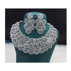 Ensemble de colliers AD en laiton de style classique les plus vendus boucles d'oreilles assorties pour les vêtements de fête pour femmes Collection de bijoux à prix direct - Product Image 1