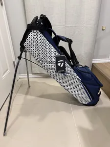 Bolsa de golf Taylor-Made Flextech Carry Premium Stand con logotipo Heritage TM, color azul marino, fabricada en Tennessee - Product Image 3