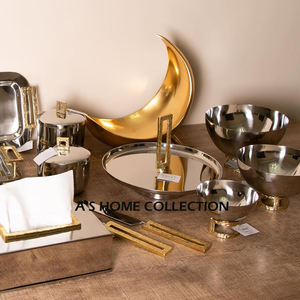 Bols en métal décoratifs de table royaux avec support rond doré Ustensiles de cuisine durables Lot de 3 bols polis brillants - Product Image 1