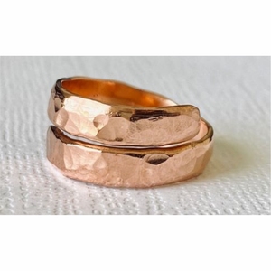 Bague de doigt pour femme en cuivre pur, faite à la main, polie et brillante, moderne, luxueuse et élégante, par Prisma Designs - Product Image 2