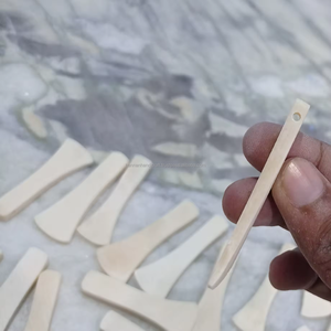 Pendentif sculpté en corne de buffle éco-responsable fait main, personnalisable, bijou unique et tendance pour femmes, vente en gros - Product Image 5