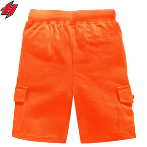 Shorts en molleton français pour homme avec logo personnalisé, 260 GSM, respirant, mélange coton et polyester, teinture unie, style streetwear avec cordon de serrage - Product Image 3