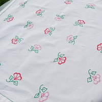 Ensemble de nappes et de serviettes de table vintage en coton tissé brodé, écologiques et personnalisables |   Point de croix moderne, style cottage chic pour mariage