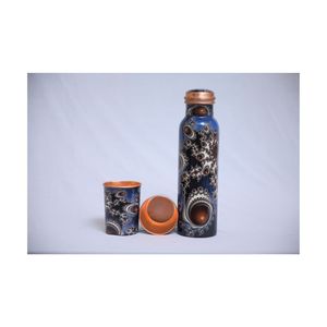 Juego de Botellas de Agua de Cobre Puro Hechas a Mano con 2 Vasos de 1000 ml, Recipiente de Cobre Ayurvédico a Prueba de Fugas, Botella de Yoga con Impresión Fractal de Lujo - Product Image 1