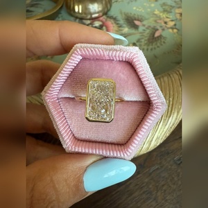 แหวนเพชรทรงรัศมี 5 กะรัต เพาะเลี้ยงในห้องปฏิบัติการ ตัวเรือนทองคำแท้ 18K ประดับขอบเพชรแบบ Bezel Setting แหวนหมั้น ได้รับการรับรองจาก IGI หรูหรา - Product Image 5