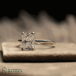 Bague de fiançailles style solitaire avec diamant taille radiante pour femme - Product Image 3