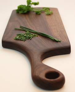 Planche à découper en bois épaisse conçue pour offrir une plateforme durable et longue durée pour une préparation culinaire polyvalente - Product Image 6