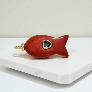 Colgante con incrustaciones de ágata roja tallada en forma de pez — Amuleto de piedra preciosa roja translúcida tallado a mano para hacer joyas DIY - Product Image 1