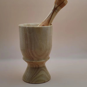 Maja de mortero de madera torneada a mano con acabado natural, ideal para moler especias y complementar los accesorios de cocina rústicos - Product Image 1