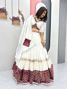 Lehenga de algodón con hermoso trabajo manual y adornos de espejos reales, con blusa y dupatta, listo para usar, Lehenga Choli para Navratri. - Product Image 3