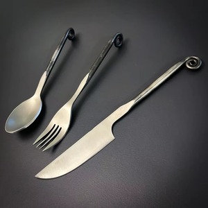 Nuevo juego de cubiertos de metal forjado a mano en aspecto medieval Nuevo juego de cubiertos de metal Nuevo aspecto Cuchara y tenedor con acabado vintage - Product Image 4
