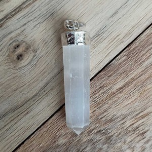 Collar colgante de cristal de selenita blanca Natural de calidad de exportación para energía curativa y meditación disponible para la venta - Product Image 2