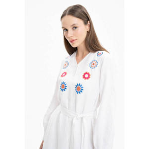 Robe maxi en lin blanc bohème, brodée, ethnique, avec fentes - Product Image 3