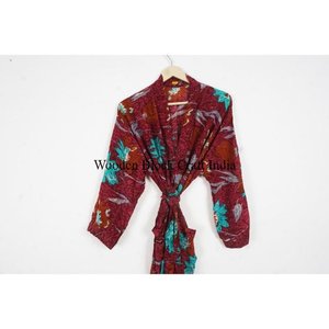 Robe de nuit kimono bohème élégante en soie de sari recyclée à motifs floraux pour femme, à manches longues, idéale pour la plage - Product Image 2