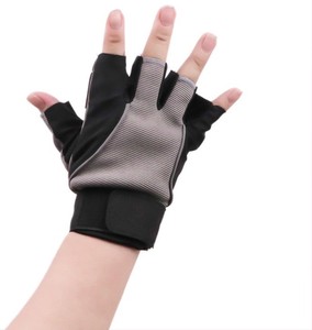 Gants de fitness de meilleure qualité avec logo personnalisé Vente en gros par bon fabricant Nouveau style Meilleur matériel Faible taux pour une utilisation en extérieur - Product Image 3