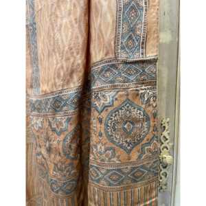 Bufanda de Seda Ajrakh Tussar con Diseño Pintado a Mano en Tonos Desérticos, 100% Satén, Estilo Étnico Largo para Primavera e Invierno - Product Image 4