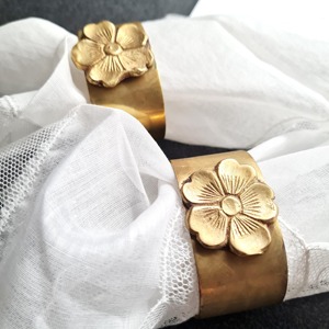 Servilletero dorado de diseñador con diseño de flores, decoración de mesa Premium, accesorio de comedor elegante para fiestas, bodas y eventos especiales - Product Image 5