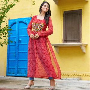 Tendance indienne et pakistanaise Faux Georgette Kurti's Set Bandhej Print Work avec Kutchi Patch-work Round Neck comme indiqué dans l'image - Product Image 1
