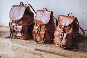 Mochila de cuero Urban Nomad para hombre y mujer con forma elegante y diseño espacioso - Product Image 6