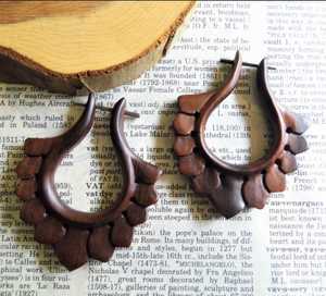 Pendientes de joyería de madera de nogal - Product Image 1