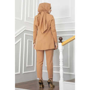 Conjunto de Hijab para Mujer de Oficina con Detalle de Cuello de Pañuelo en Color Camel Otoñal para la Temporada - Product Image 4