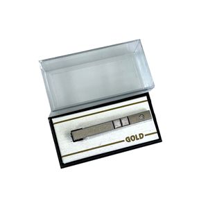 Pinza de corbata de acero inoxidable gris con dos detalles cuadrados y una piedra, en caja - Product Image 1