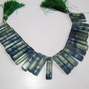 Cuentas de fluorita verde natural con forma de baguette larga, cuentas de briolette perforadas en el lado, tamaño de 25 a 30 mm de largo, hebra de 8 pulgadas graduada - Product Image 1