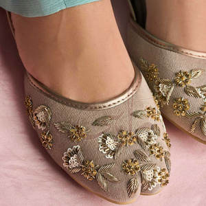 Comodidad y Elegancia en Khussa de Moda Personalizable con Parte Superior de Terciopelo Suave Hecha a Mano y Suela Antideslizante - Product Image 4