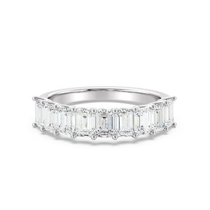 แหวนแต่งงานแบบครึ่งวงกลมทรงสแกลลอปประดับมรกต - Product Image 3