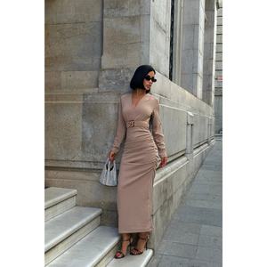 Robe de cocktail beige à col en V et manches longues avec détail d'accessoire à la taille - Product Image 3