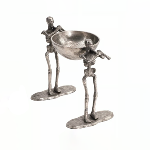 Support à bol en forme de squelette avec deux figurines de squelette debout supportant un bol en métal conçu pour la décoration de la maison Halloween - Product Image 4