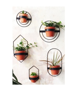 El elegante diseño contemporáneo de macetas de metal para colgar en la pared agrega un toque sofisticado y moderno a cualquier espacio de hogar u oficina - Product Image 3