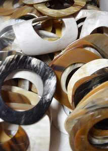 Cautivadores puños, brazaletes y pulseras de cuerno de búfalo natural hechos de cuerno de búfalo real, disponibles en una variedad de - Product Image 3