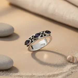 Anillo de Moda para Mujer de Plata 925 con Incrustaciones de Piedras Preciosas Negras, Joyería Moderna y Elegante, Diseño Geométrico Dorado, Opciones de Talla para Niños - Product Image 1