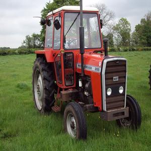 Tracteur agricole de qualité supérieure Massey Ferguson MF 200 Xtra Series 25HP 4WD à transmission par engrenages, conçu pour les travaux agricoles avancés, robuste et adapté aux terrains difficiles - Product Image 1