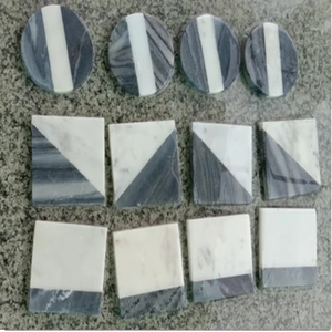 ชุดจานรองแก้วลายเรขาคณิตสองสีเทาและขาวที่มีลวดลายโดดเด่นนี้มีจำหน่ายในราคาขายส่ง - Product Image 1