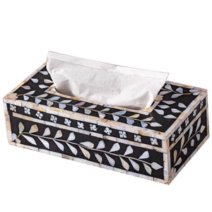 Caja de pañuelos de madera de estilo moderno con acabado natural y forma personalizada para decoración de centros de mesa. - Product Image 6