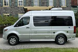 Sprinter 2500 Airstream Interstate 19 édition Tommy Bahama 2020, conversion complète en camping-car 4x4, environ 3 100 milles, moteur V6 turbodiesel, 4 roues motrices - Product Image 3