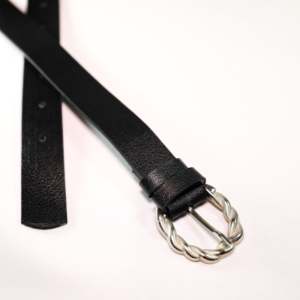 เข็มขัดหนังแบบลำลองพร้อมหัวเข็มขัดโลหะผสมแบบถัก - Product Image 3