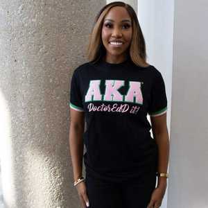 2025 camiseta XAKA Doctor educada para mujer, camiseta gráfica informal, Camiseta de algodón inspirada en la Hermandad, ropa griega con estampado de letras rosa y verde - Product Image 2