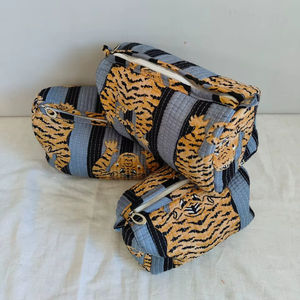 Ensemble de 3 trousses de maquillage décontractées légères en coton à imprimé animal (tigre) avec fermeture éclair et pochette organisatrice de cosmétiques pour les voyages - Product Image 1