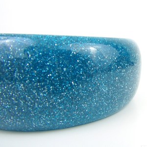 Brazalete de Resina Azul Cielo Clásico, Elegante y Moderno, Diseño Grueso y Sofisticado, Accesorio Unisex para Bodas y Fiestas, para Mujer - Product Image 5
