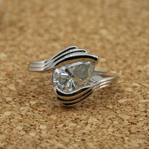 Anillo de diamante cultivado en laboratorio de oro de lujo 3,40 quilates corte de pera E Color IGI certificado ético sostenible proveedor al por mayor - Product Image 1