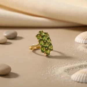 Bague statement en or 14 carats plaqué or avec grappe de péridots pour femmes, bijoux en pierres précieuses pavées jaunes et vermeil avec base en platine - Product Image 1