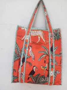 กระเป๋าถือผ้าฝ้ายลายดอกไม้แบบเย็บติดกันสำหรับผู้หญิง ยี่ห้อ SHREE SHYAM ล้างทำความสะอาดได้ มีหูหิ้วสองข้าง เป็นมิตรกับสิ่งแวดล้อม เหมาะสำหรับโยคะและช้อปปิ้ง - Product Image 4