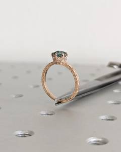 แหวนเพชรเม็ดกลมเคลือบสีโรสโกลด์สีเขียวน้ำเงิน925 14K รัศมีที่ซ่อนอยู่แกะสลักด้วยมือลวดลายเป็นเส้น - Product Image 5