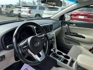 Occasion 2020 pour Sportage SUV Automatique Jantes R20 Conduite à Gauche Intérieur Sombre Sièges en Cuir Toit Ouvrant Panoramique Barres de Toit Métalliques - Product Image 2