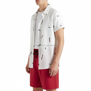 Ensemble de shorts imprimés pour hommes sur mesure OEM - Chemise à manches courtes à motif plume blanche et short rouge, tenue d'été 2 pièces - Product Image 3
