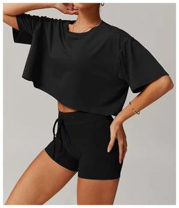 Conjuntos deportivos de verano OEM para mujer, tops cortos holgados y pantalones cortos ajustados para gimnasio y fitness, ropa de entrenamiento para mujer - Product Image 4